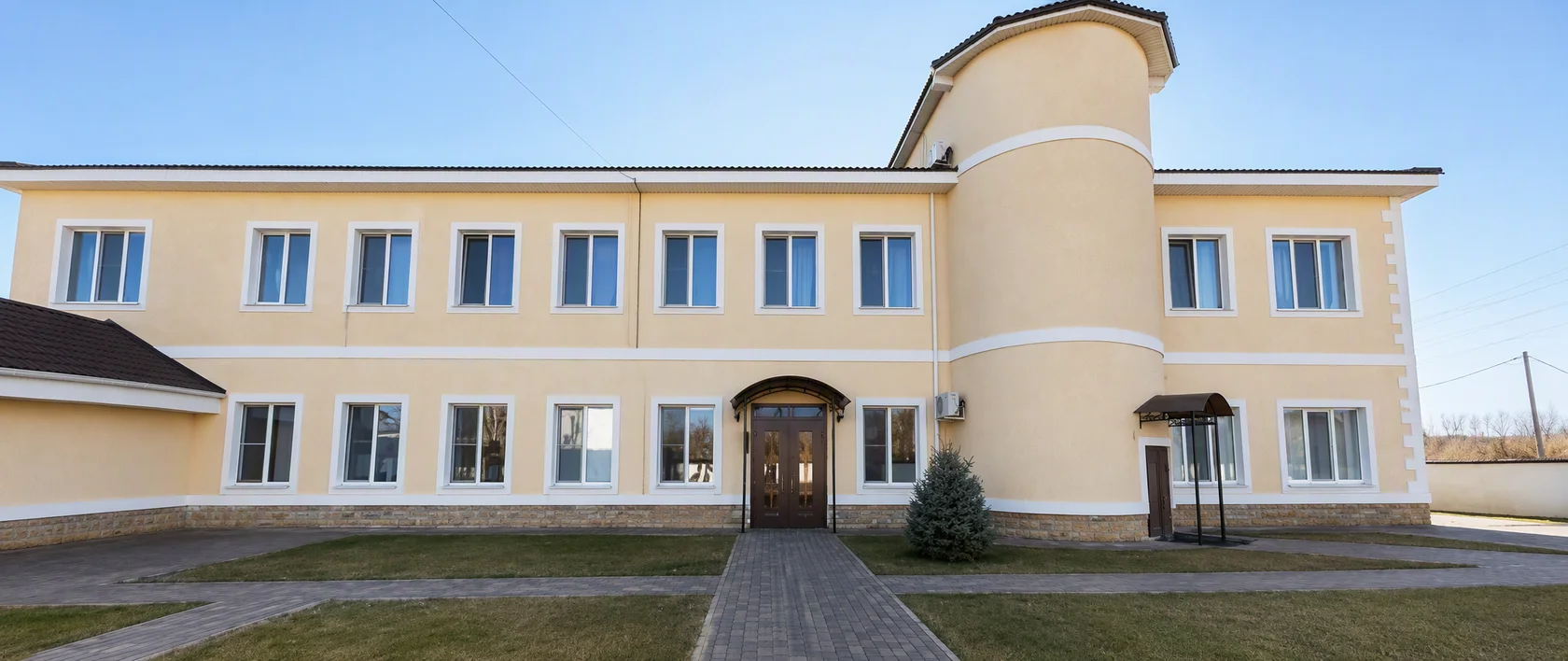 Здание пансионата со стороны улицы