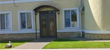 Вход и двор пансионата